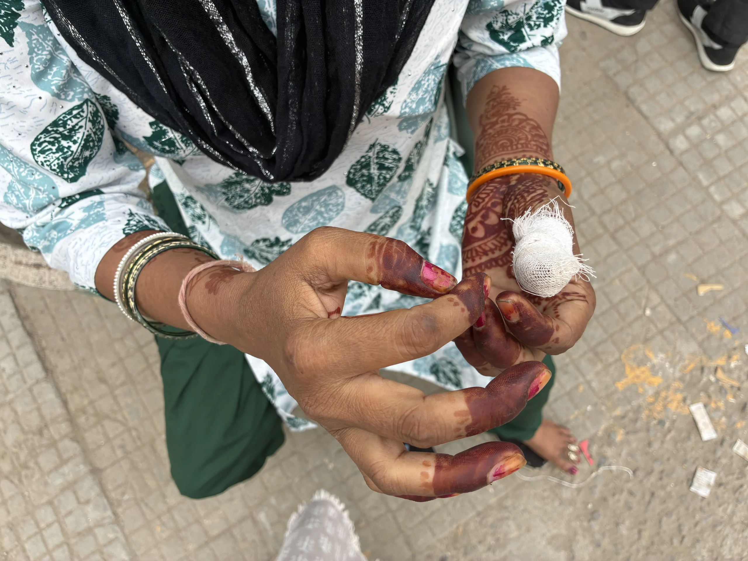 Maina Devi was heading for her shift in NOIDA’s industrial area despite an injury she sustained at work the previous day as missing work meant losing that day’s wage. April 20, 2026. Anumeha Yadav/The Migration Story
