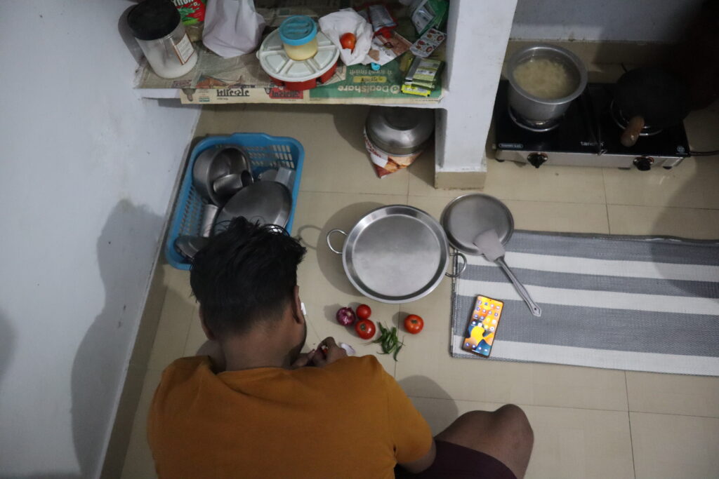Suresh Kumar, a migrant who works at Flipkart’s warehouse near Manesar, Haryana, makes packaged macaroni because it consumes less cooking gas. Sanskriti Talwar/The Migration Story