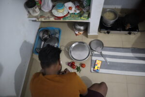 Suresh Kumar, a migrant who works at Flipkart’s warehouse near Manesar, Haryana, makes packaged macaroni because it consumes less cooking gas. Sanskriti Talwar/The Migration Story