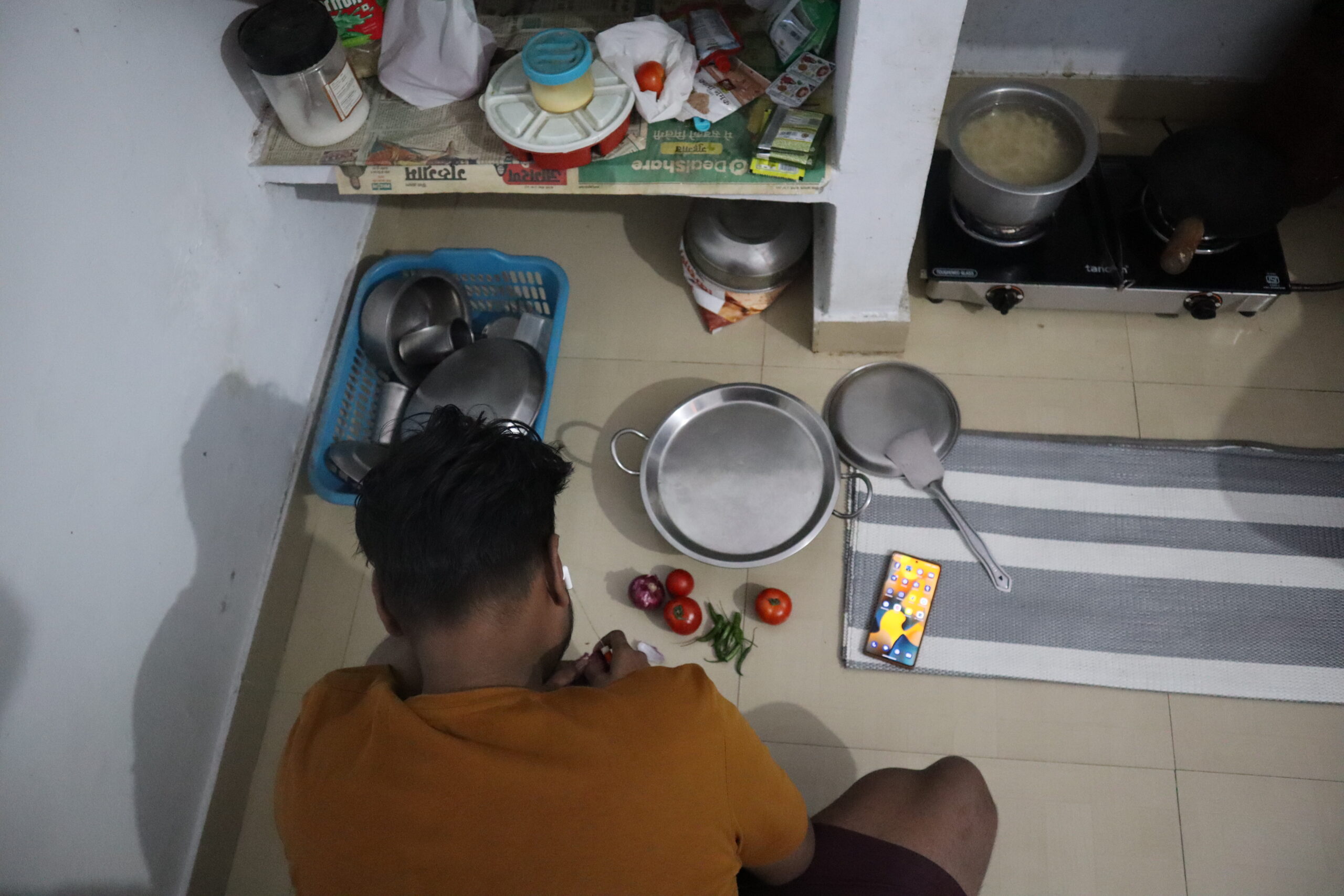 Suresh Kumar, a migrant who works at Flipkart’s warehouse near Manesar, Haryana, makes packaged macaroni because it consumes less cooking gas. Sanskriti Talwar/The Migration Story